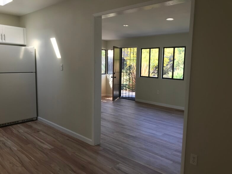Family room view from kitchen - 3112 Idlewild Way