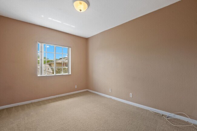 Building Photo - Charming 3-Story 3-Bedroom 2.5 Bath Townho...
