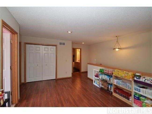 Building Photo - 2 bed updated maple grove rental! Don't mi...