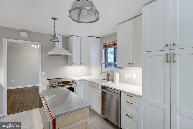 Building Photo - 5609 Rolling Rd