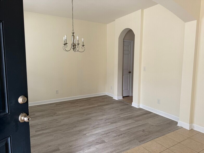 Building Photo - 834 Indianola Ct