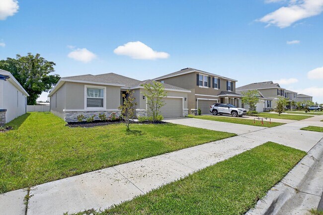 Building Photo - 4 Bedroom / 2 Bath House