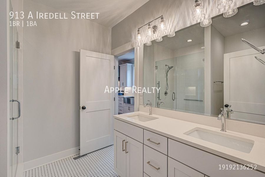 Building Photo - 913 Iredell St