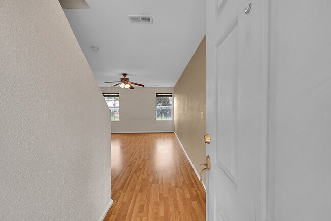 Building Photo - $2,395 - 3 Bed, 2 Bath End Unit Townhome w...