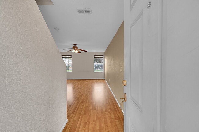 Building Photo - $2,550 - 3 Bed, 2 Bath End Unit Townhome w...