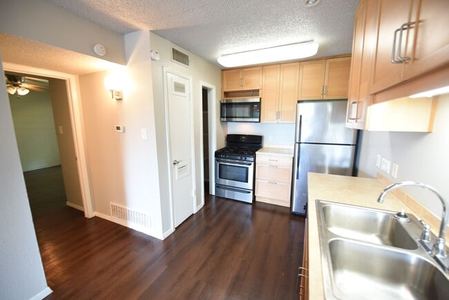 Building Photo - 2 bed room unit with Downtown Austin views!