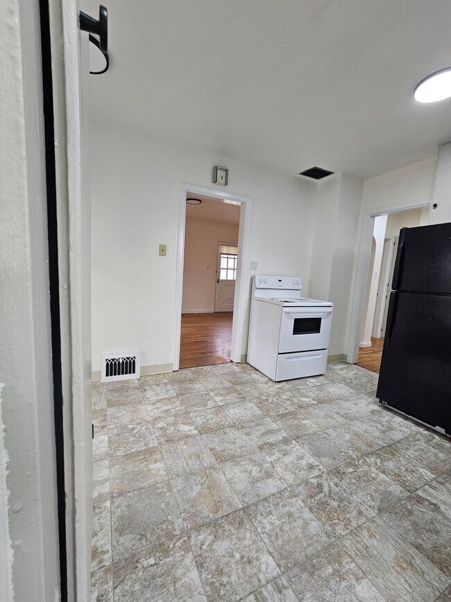 Building Photo - Available Now – 2 bedroom, 1 bathroom Boise Home with Fenced Yard and Detached Garage.  Basement ...