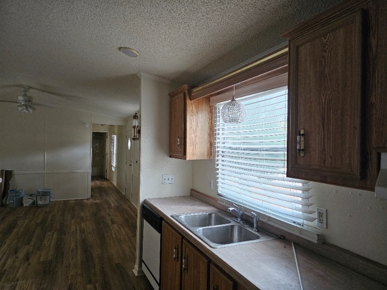 Building Photo - 217 W Fairlane Dr