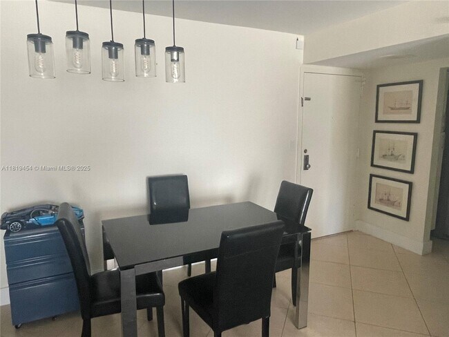 Building Photo - 2625 Collins Ave