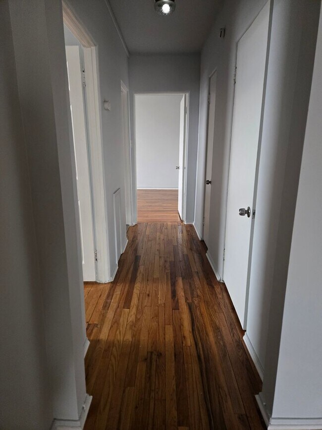 Building Photo - 3 bedrooms, 1.5 bathrooms.