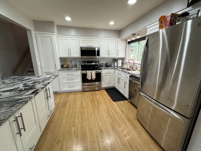 Building Photo - "Experience Elegant Living: 4-Bed Home with Granite Touches & Cozy Fireplace in Cottage Grove!"