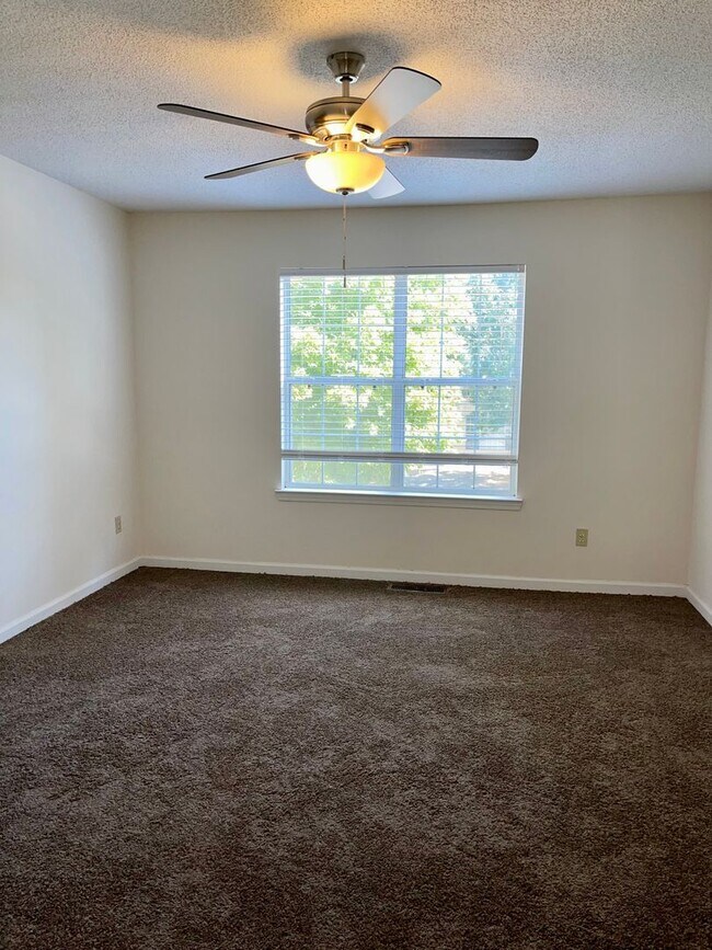 Building Photo - Updated 3 Bed/2.5 Bath Town Home Located I...