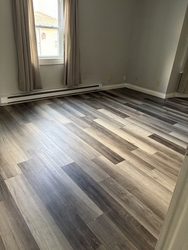 Building Photo - 633 Main St