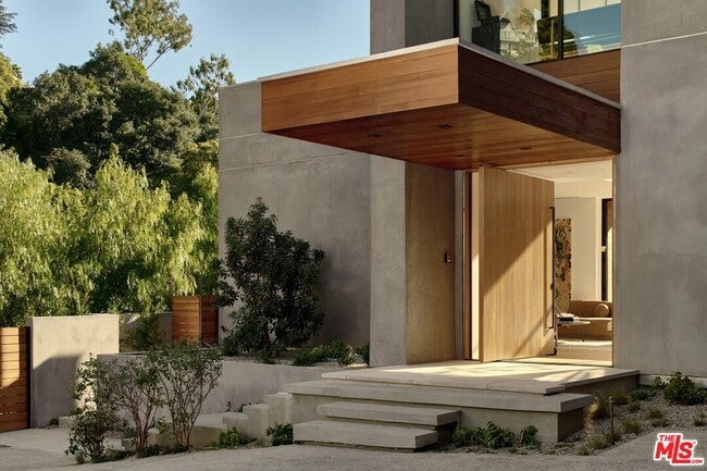 Building Photo - 10901 Chalon Rd