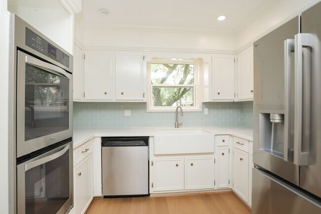 Building Photo - For Lease | 5 Bed, 2.5 Bath | 3,094 Sq Ft ...