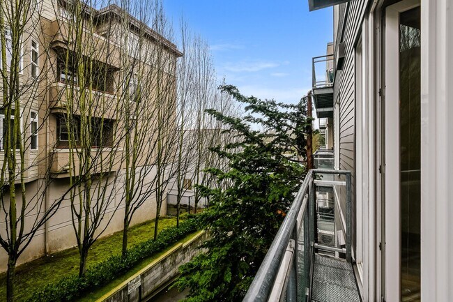 Building Photo - Prime Downtown Kirkland Location with Modern Finishes