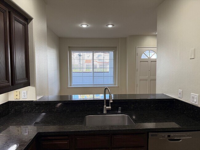 Building Photo - Beautiful Camarillo Townhome