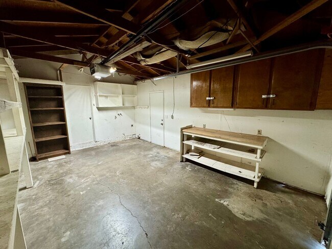 Building Photo - Nice 2 Bedroom Home with Large Backyard an...