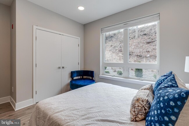 Building Photo - 1952 Bryn Mawr Ave