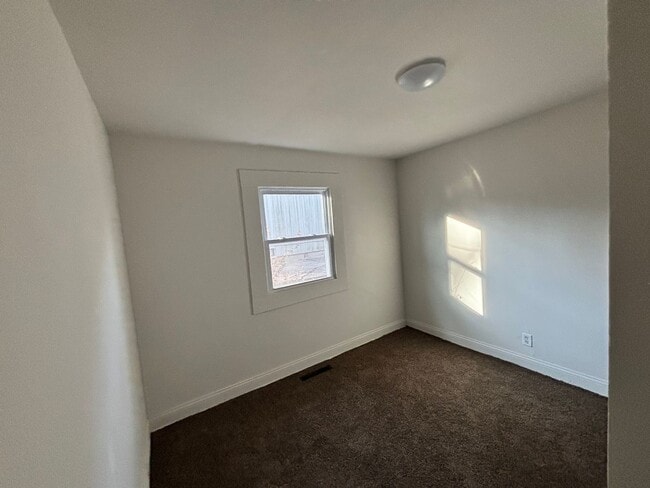 Building Photo - 3 bed 1 bath house with garage