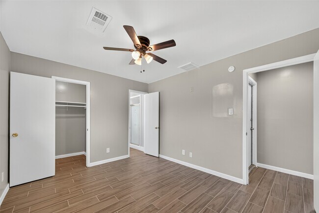 Building Photo - 5126 Denoron Dr