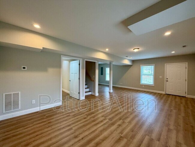 Building Photo - 207 Riverside View Dr