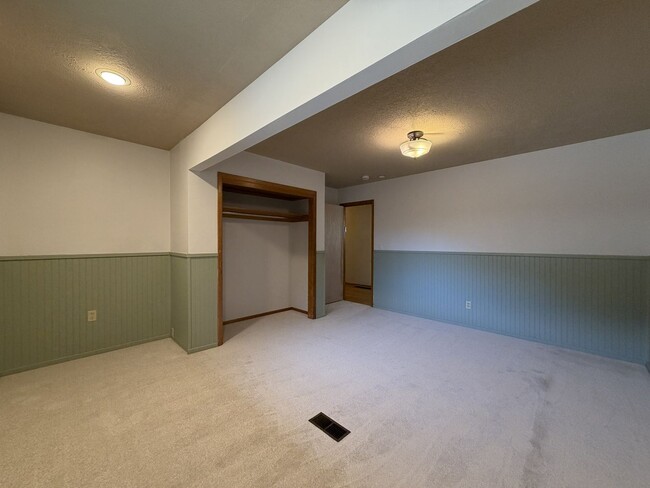 Building Photo - 5220 SE 33rd Pl