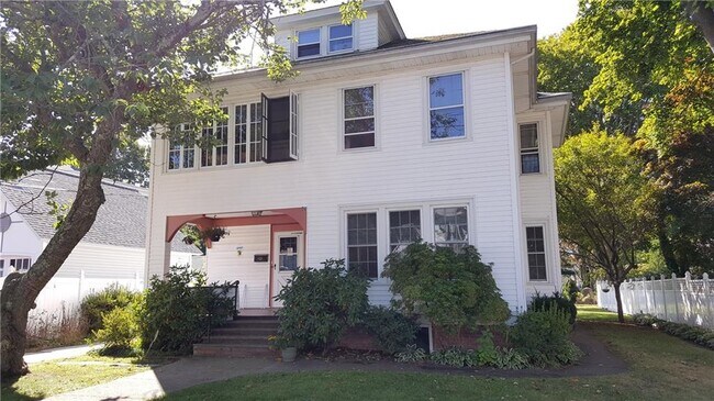 Primary Photo - 5 Crescent St
