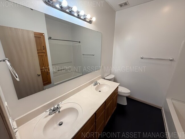 Building Photo - 3 Bed, 2 Bath Townhome SPECIAL!