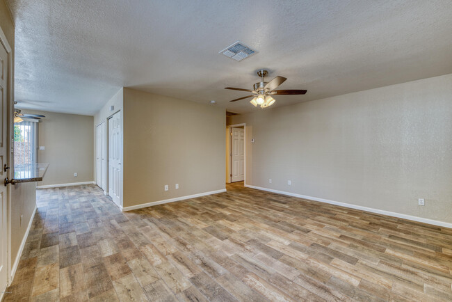 Building Photo - 520 W Tonopah Dr