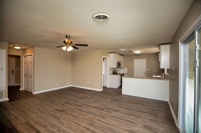 Building Photo - ** 3 bed 2 bath located in Dalraida ** Cal...
