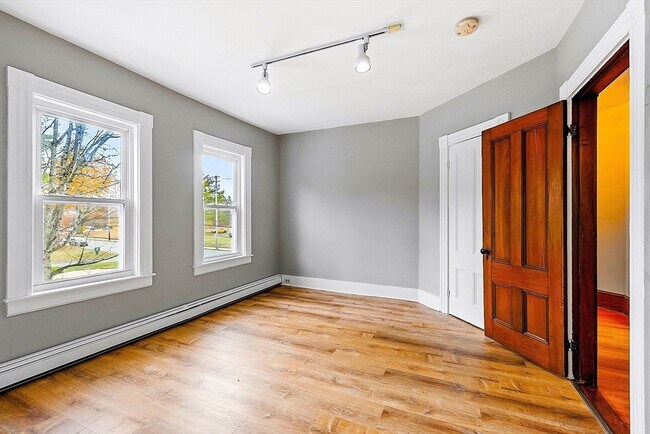 Building Photo - 2154 Main St