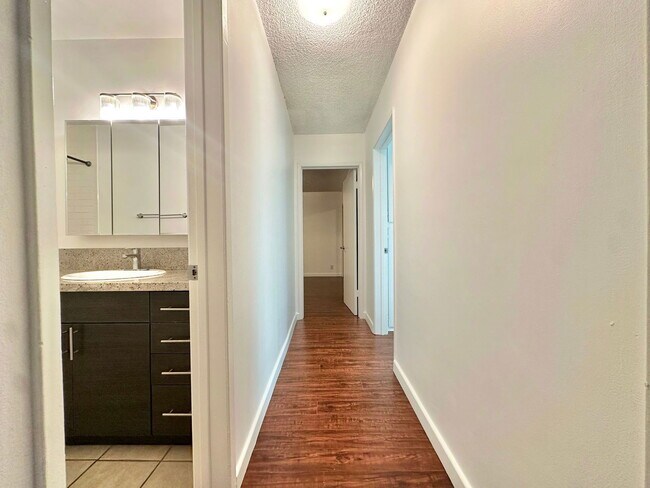 Building Photo - 919 N Alfred St