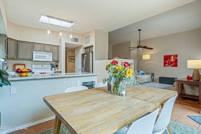Building Photo - 6486 N Sun Bluff Dr