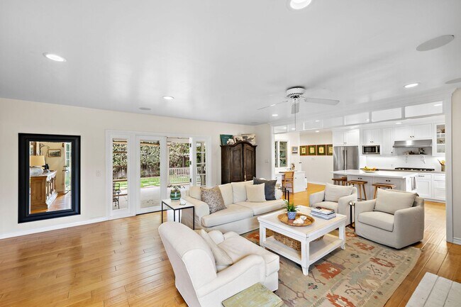 Building Photo - 806 S Ola Vista