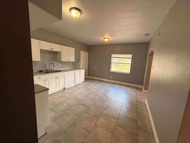 Building Photo - Updated 4/2 Ready for Immediate Move-In