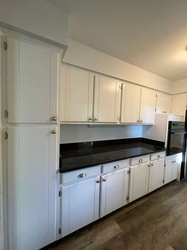 Building Photo - Beautiful Three Bedroom Home
