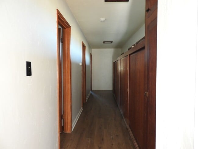 Building Photo - WOW views from this classic 3 bed 2 bath home