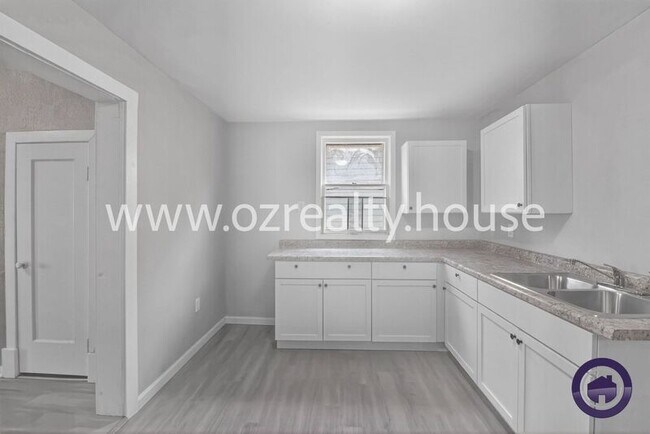 Building Photo - 160 Bronson Ave