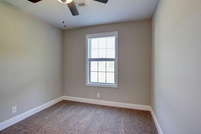 Building Photo - Sharp 3 bed 2 Bath Close To Ft Campbell