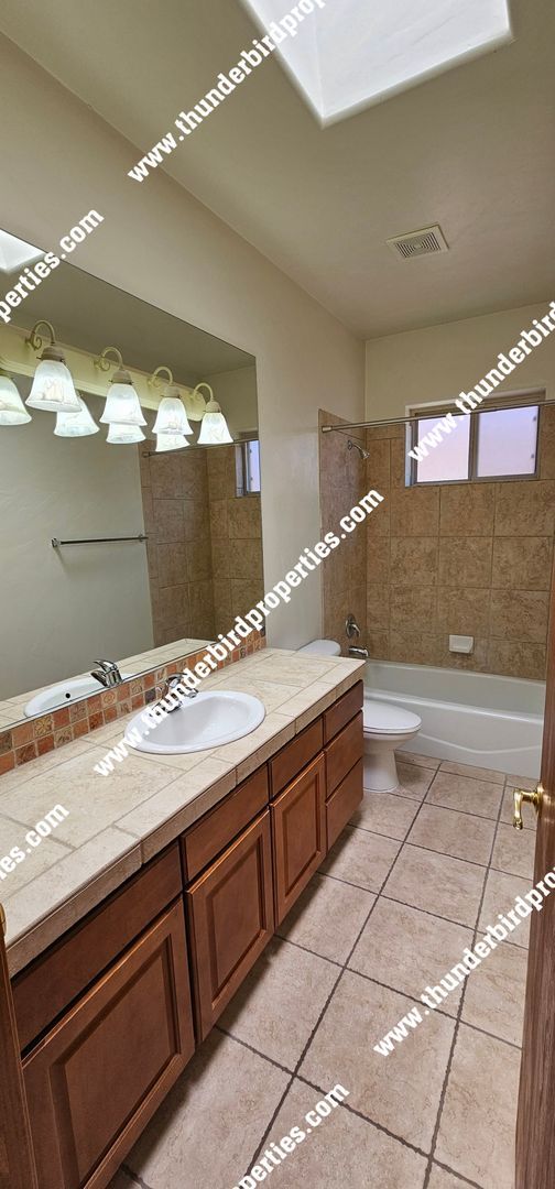 Building Photo - Beautiful and Spacious in NE Heights Gated...