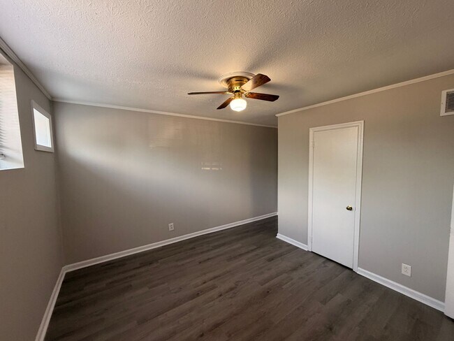 Building Photo - 1 Bedroom, 1 Bathroom close to public transportation in the Heart of Lexington