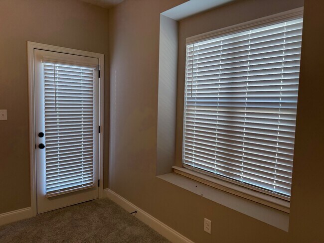 Building Photo - 4381 Ravenwood Park W