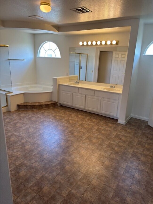 Building Photo - LARGE Spacious 5 Bedroom Single Family Home!!