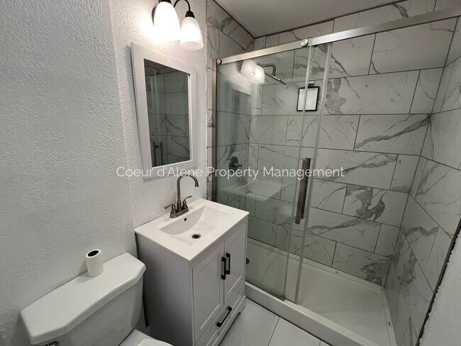 Building Photo - 2 bed house in incredible location!