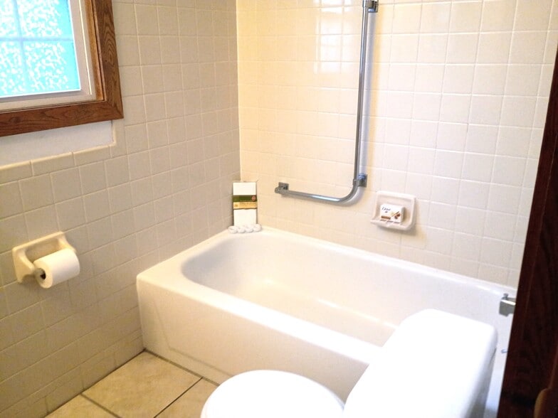 Full Bath - 3875 N Buffalo Rd