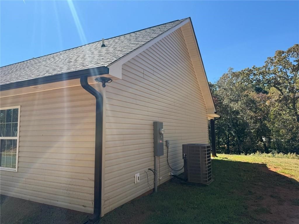 Building Photo - 635 Ben Higgins Rd