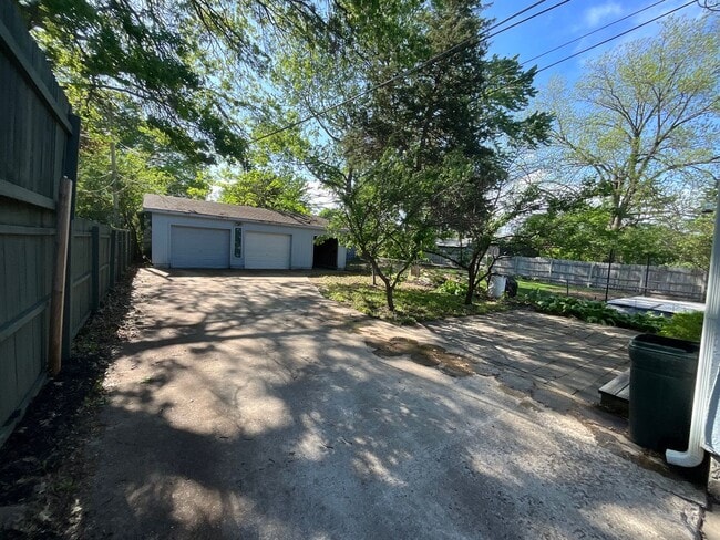 Building Photo - 3 bedroom 2 bath with bonus Office space