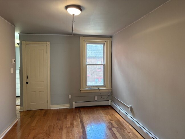 Building Photo - 948 W Maple St