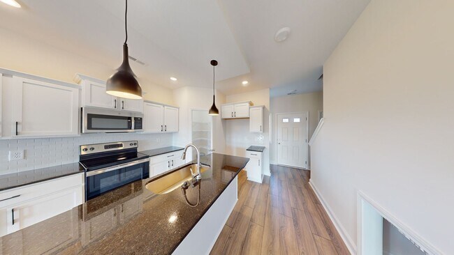 Building Photo - Modern Comfort, Great Location, and Pet-Fr...